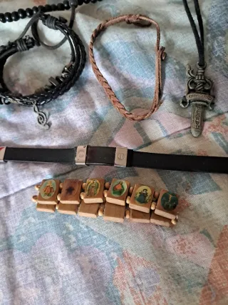 Set di accessori vari, inclusi collane e bracciali