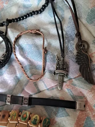 Set di accessori vari, inclusi collane e bracciali