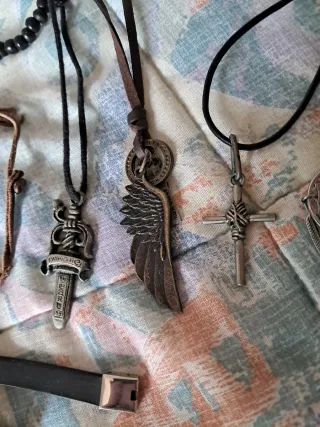 Set di accessori vari, inclusi collane e bracciali