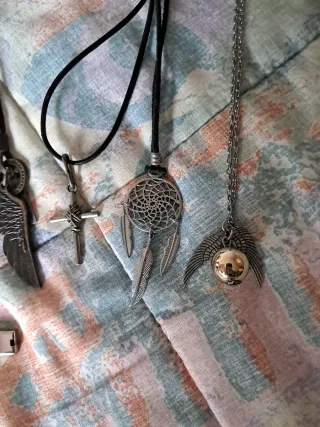 Set di accessori vari, inclusi collane e bracciali