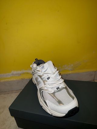 New Balance 530 Plata y Blanco