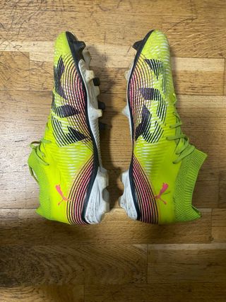 Zapatillas de fútbol Puma verdes y rosas