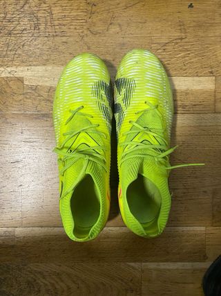 Zapatillas de fútbol Puma verdes y rosas
