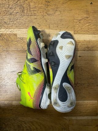 Zapatillas de fútbol Puma verdes y rosas