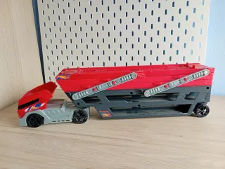 Camión Transportador Hot Wheels Rojo y Gris