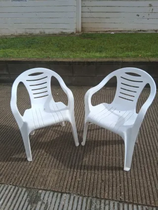Sillas de plástico blancas