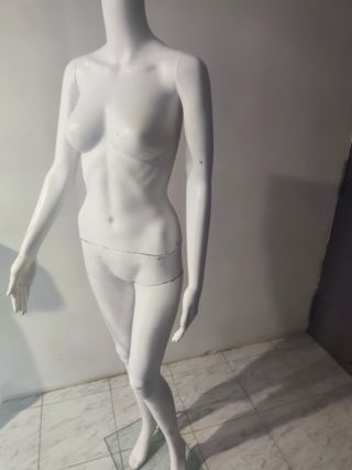 Maniquí femenino blanco