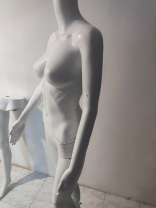 Maniquí femenino blanco