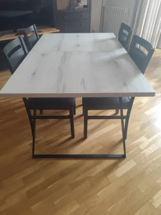 Mesa y cuatro sillas