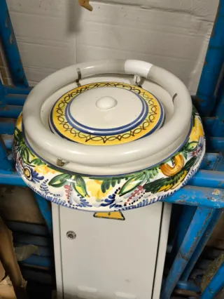 Aplique de cerámica diseño clásico pintado a mano.