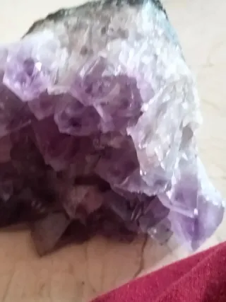 Amatista con base de madera 800gr