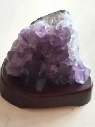 Amatista con base de madera 800gr