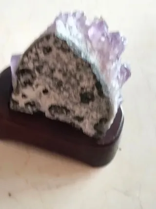 Amatista con base de madera 800gr