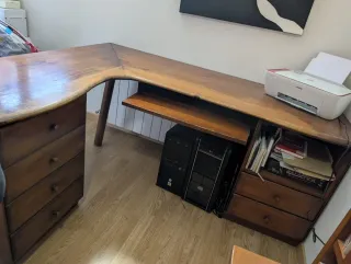 Escritorio de madera  con almacenaje