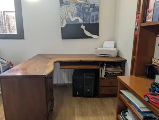 Escritorio de madera  con almacenaje