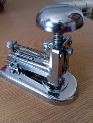 Grapadora de escritorio cromada el casco