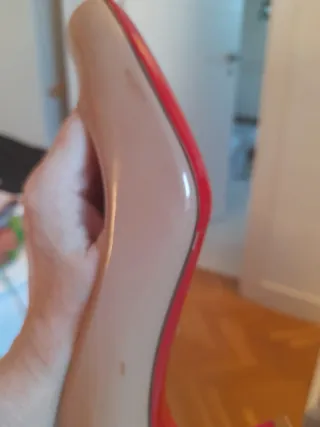 Zapatos Christian Louboutin charol beige 38.5