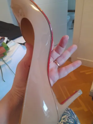 Zapatos Christian Louboutin charol beige 38.5
