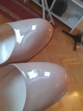 Zapatos Christian Louboutin charol beige 38.5