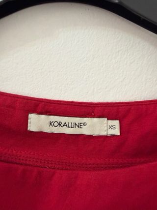 Maglia rossa con scritte borchiate
