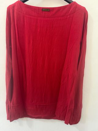 Maglia rossa con scritte borchiate