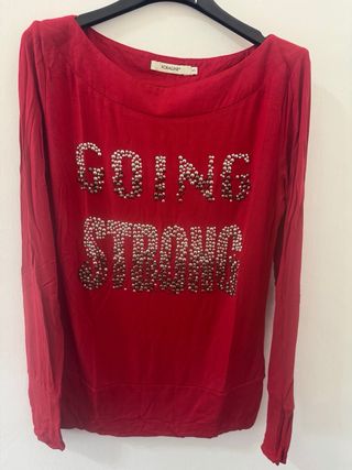 Maglia rossa con scritte borchiate