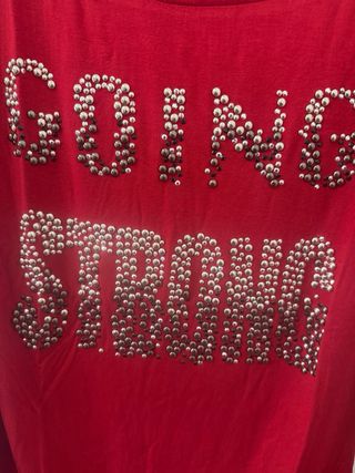 Maglia rossa con scritte borchiate