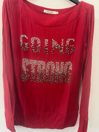 Maglia rossa con scritte borchiate