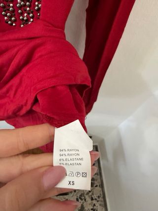 Maglia rossa con scritte borchiate