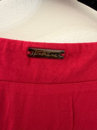 Maglia rossa con scritte borchiate