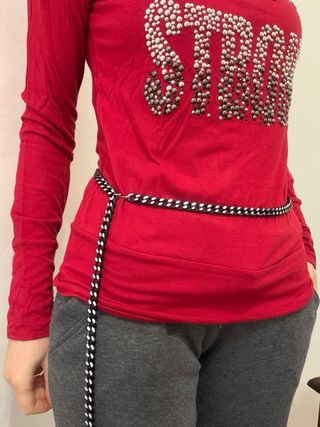 Maglia rossa con scritte borchiate