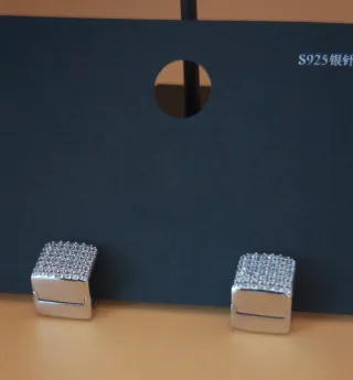 Pendientes plateados con diseño geométrico