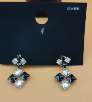 Pendientes plateados con diseño geométrico