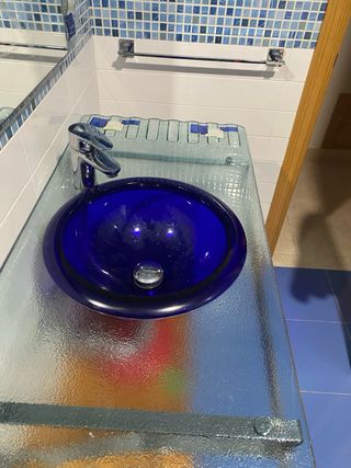 Mueble baño 1m con lavabo azul y grifo