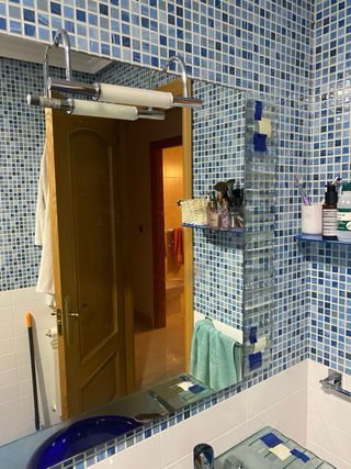 Mueble baño 1m con lavabo azul y grifo