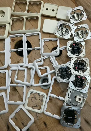 Marcos y mecanismos eléctricos varios