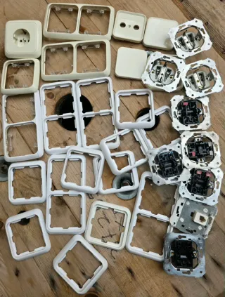 Marcos y mecanismos eléctricos varios