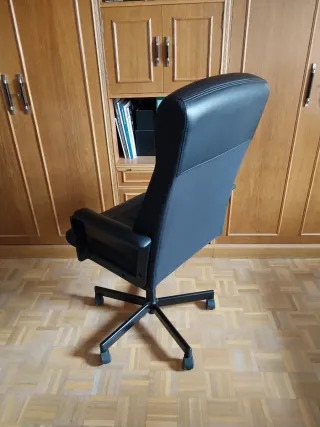 Sillón de oficina negro