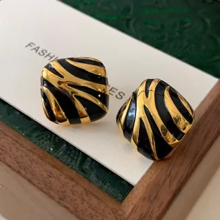 Orecchini quadrati zebra nero oro smalto 1,8cm