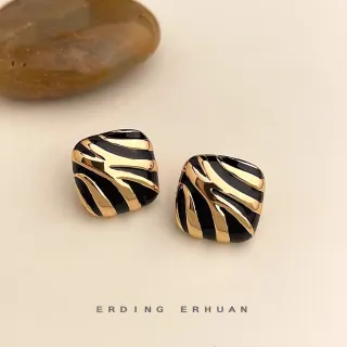 Orecchini quadrati zebra nero oro smalto 1,8cm