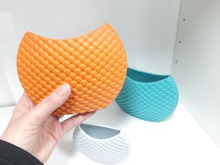 Jarrón escamas Resina naranja, gris, turquesa