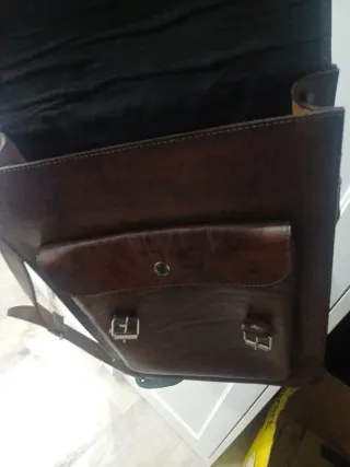 Mochila de cuero marrón y multicolor