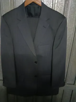 Traje completo.  Gris oscuro