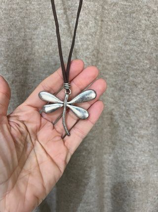 Collar con colgante de libélula