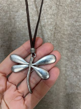 Collar con colgante de libélula