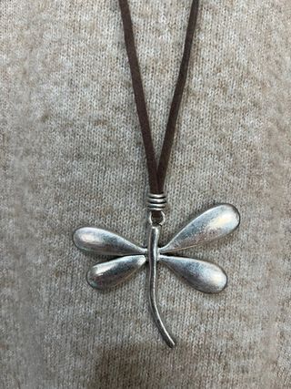 Collar con colgante de libélula