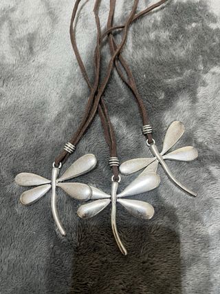 Collar con colgante de libélula