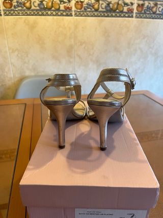 Sandalias de tacón alto doradas