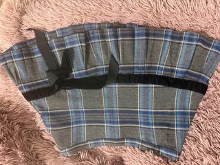 Minigonna a quadri con fiocco