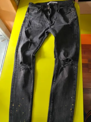 Pantalones vaqueros negros rotos